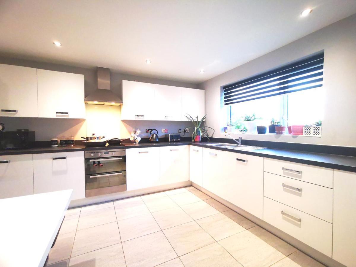 The Lawnswood - Central Manchester Holiday Home With Free Parking Екстер'єр фото